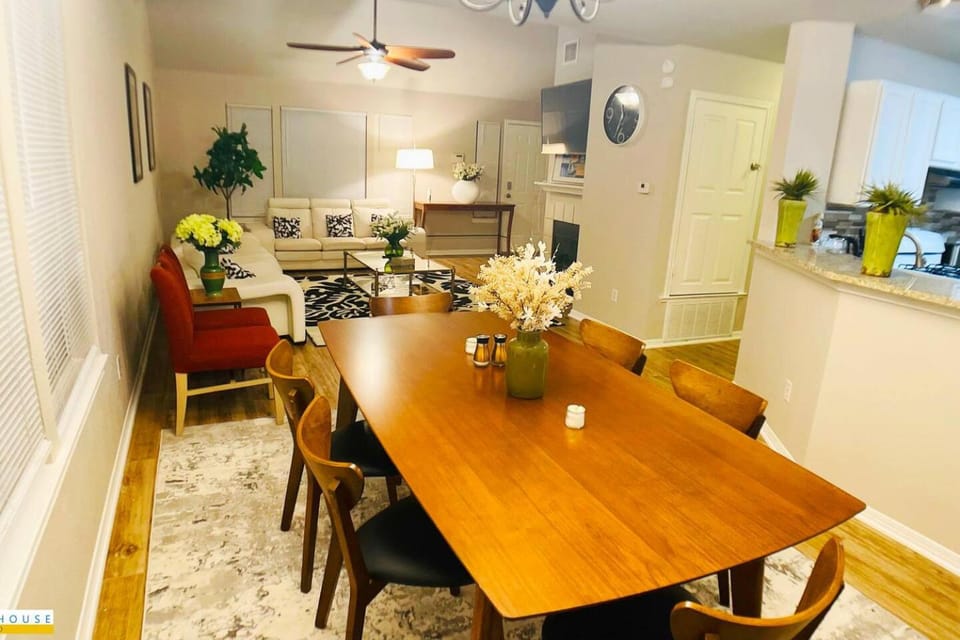 Elegant 4 BR with 6 Beds Sleeps 12 House in Round Rock