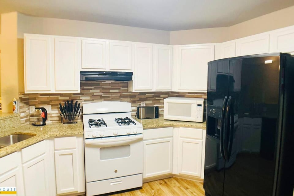 Elegant 4 BR with 6 Beds Sleeps 12 House in Round Rock
