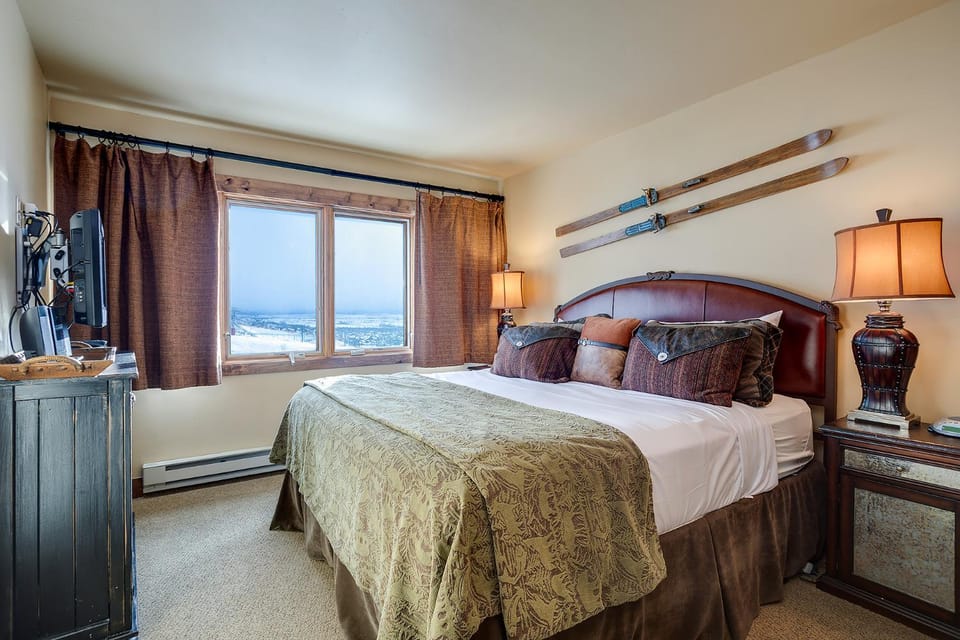 Bed, Day, TV and multimedia, View (from property/room), Bedroom, Garden view, furniture
