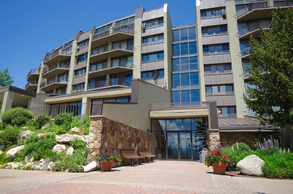 Property building, Facade/entrance, Day, Summer, Garden, Balcony/Terrace, Seating area