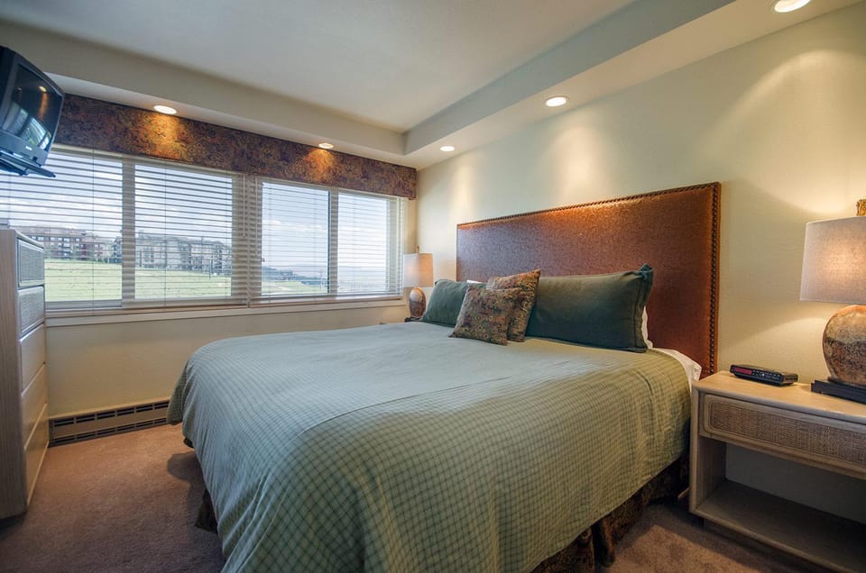 Bed, TV and multimedia, Bedroom, heating, air conditioner