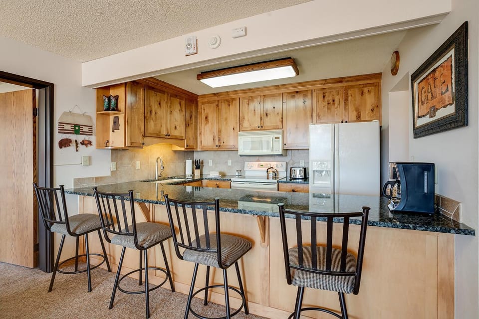 Day, Kitchen or kitchenette, Seating area, dishwasher, furniture, microwave, oven, stove, toaster, kitchen