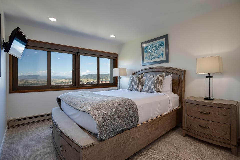 Bed, TV and multimedia, Bedroom, Mountain view, furniture, heating