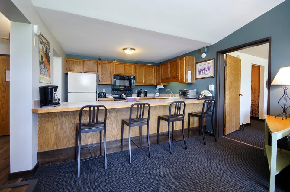 Coffee/tea facilities, Kitchen or kitchenette, Seating area, furniture, microwave, toaster