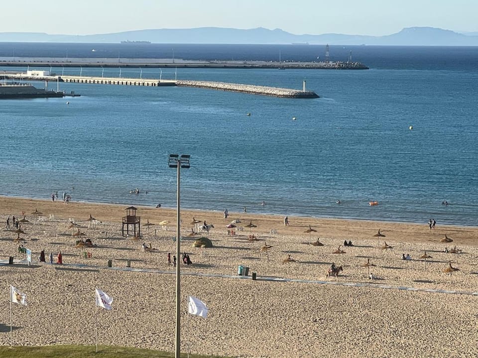 Bel appart sur la corniche, piscine, vue partielle sur la mer Apartment in Tangier