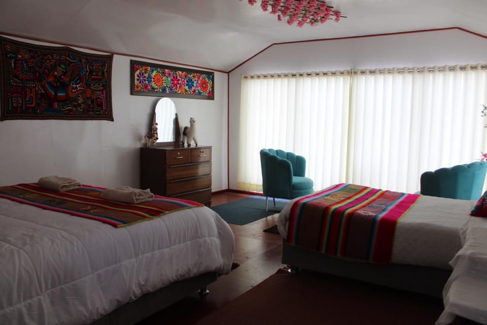 Bed, Living room, Photo of the whole room, Seating area, Bedroom, Lake view