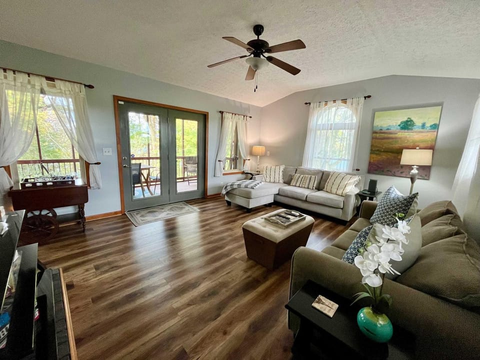 Sunfish Cove - Pet Friendly Lakeside Retreat Barren River Lake House in Barren River Lake