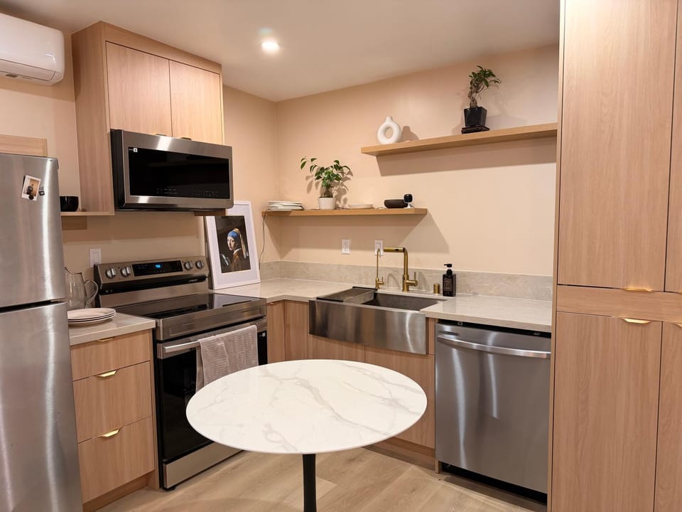 Hollywood Guest House Full Appliances 1bed 1bath outdoor space Bed and Breakfast in Hollywood