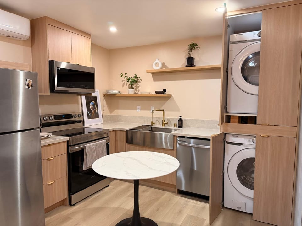 Hollywood Guest House Full Appliances 1bed 1bath outdoor space Bed and Breakfast in Hollywood