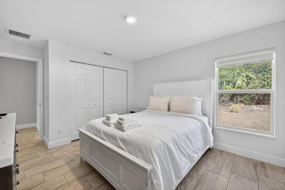 Bed, Photo of the whole room, Bedroom