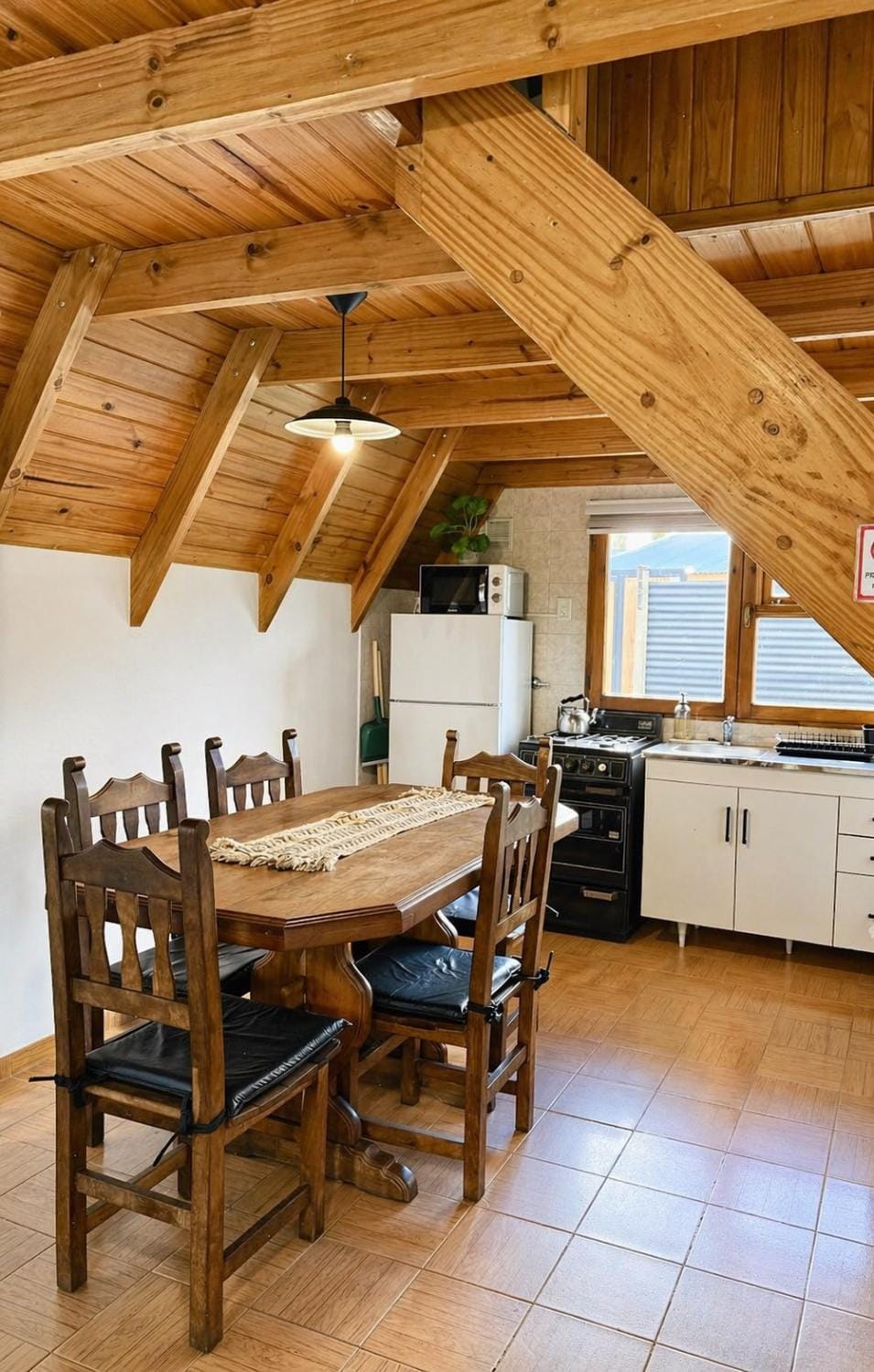 Kitchen or kitchenette, Dining area