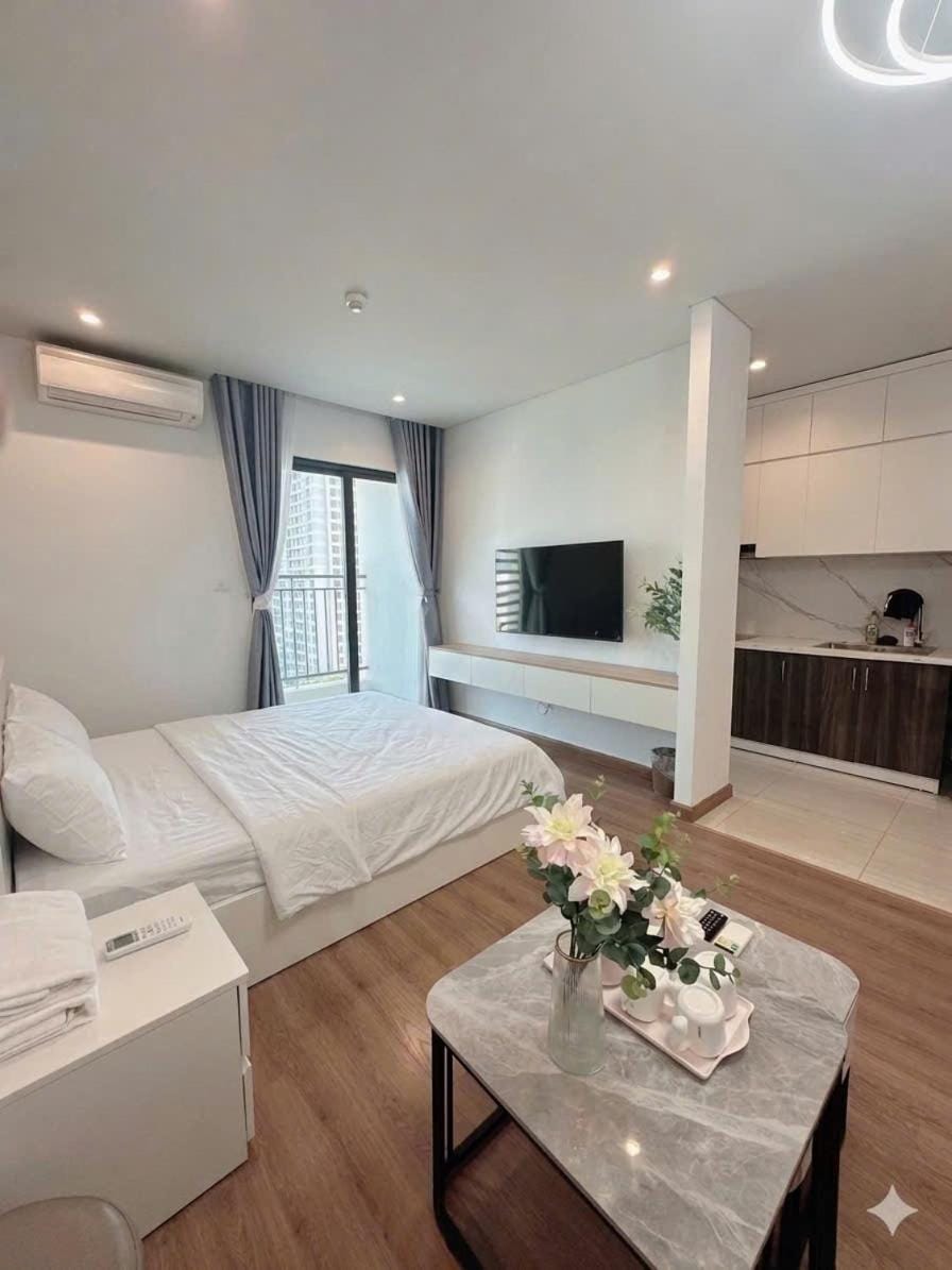Bed, TV and multimedia, Living room, Photo of the whole room, Seating area, Evening entertainment, Bedroom