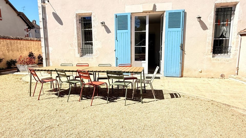 Patio, Day, Dining area