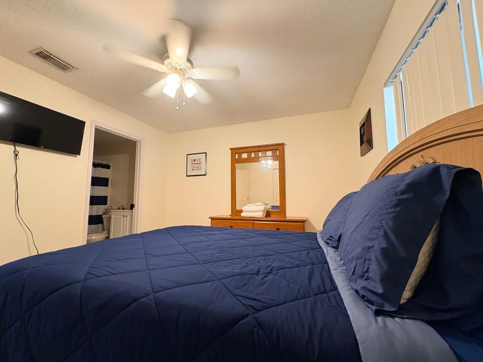 Bed, TV and multimedia, Photo of the whole room, Bedroom