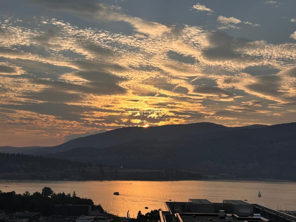 Stunning Million-Dollar Lakeview 2 Bedroom signature Loft with rooftop pool Apartment in Kelowna