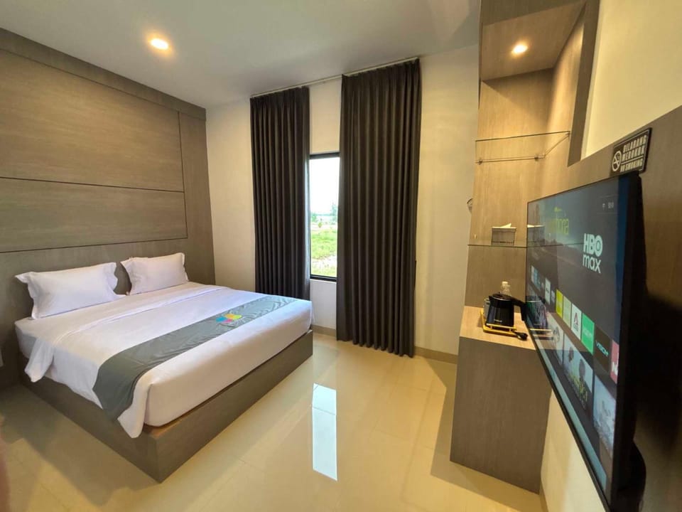 Bed, TV and multimedia, Bedroom