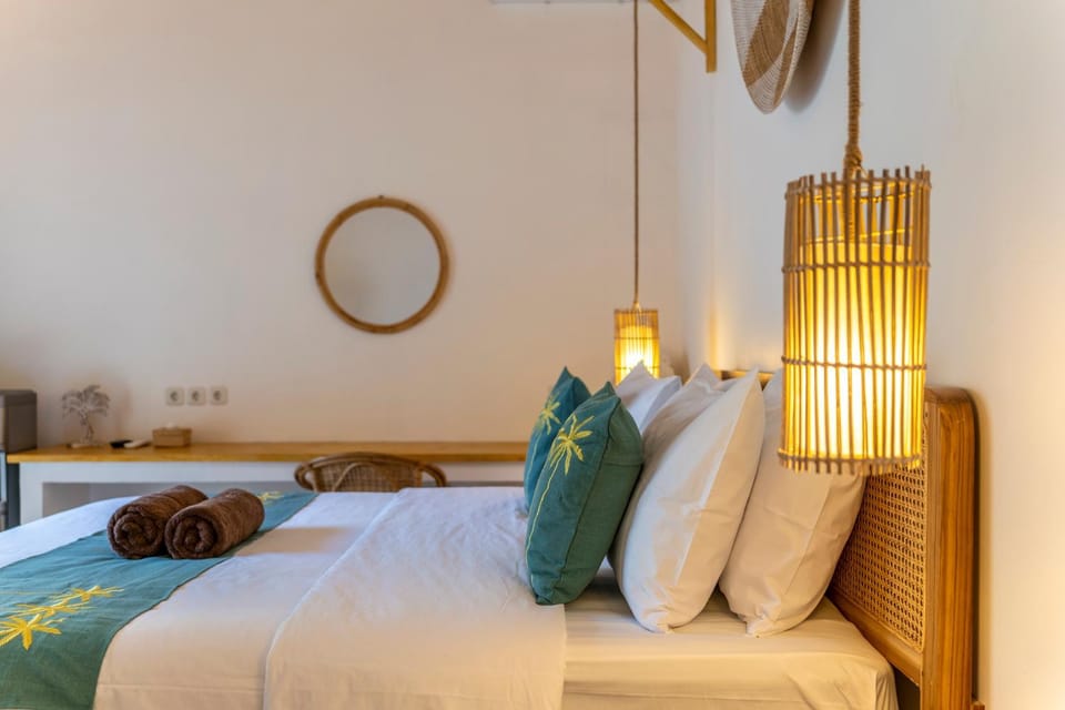 Bed, Photo of the whole room, Seating area, Bedroom, towels