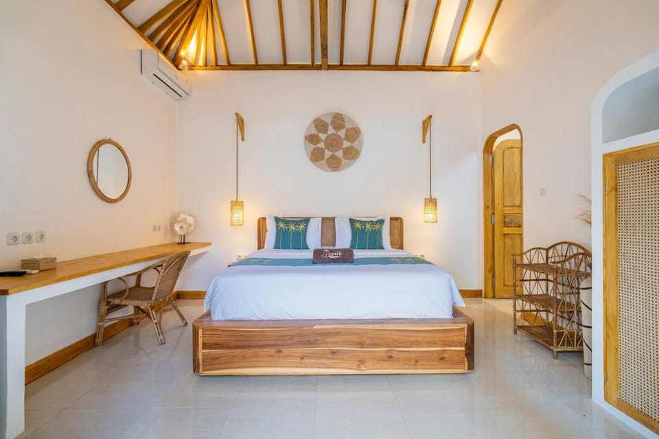 Bed, Photo of the whole room, Seating area, Bedroom, towels, wardrobe, air conditioner