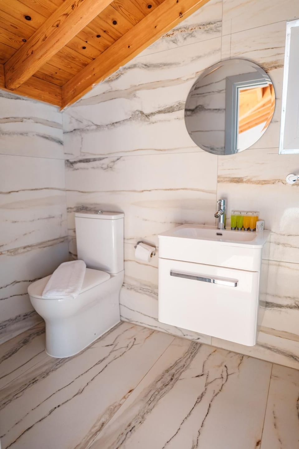 Toilet, Bathroom, towels