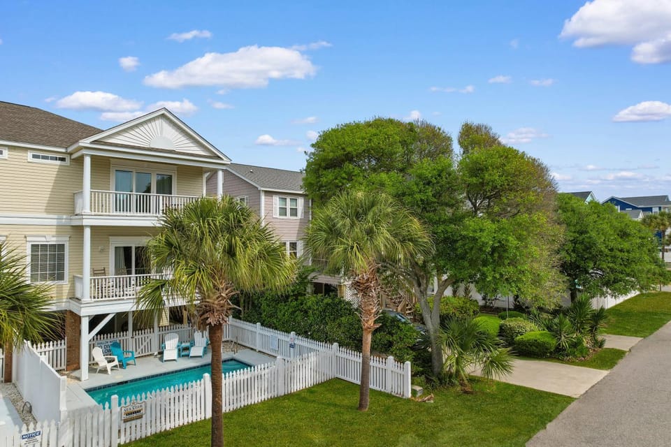 Property building, Day, Natural landscape, Summer, Garden, Swimming pool, Parking