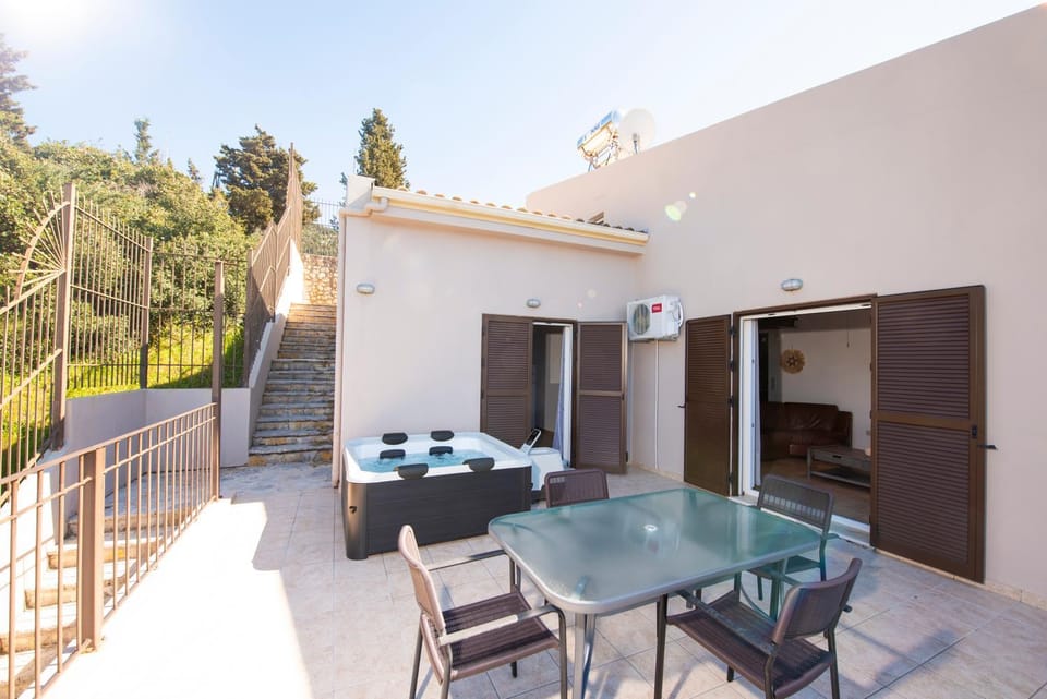 Hot Tub, Balcony/Terrace, Dining area