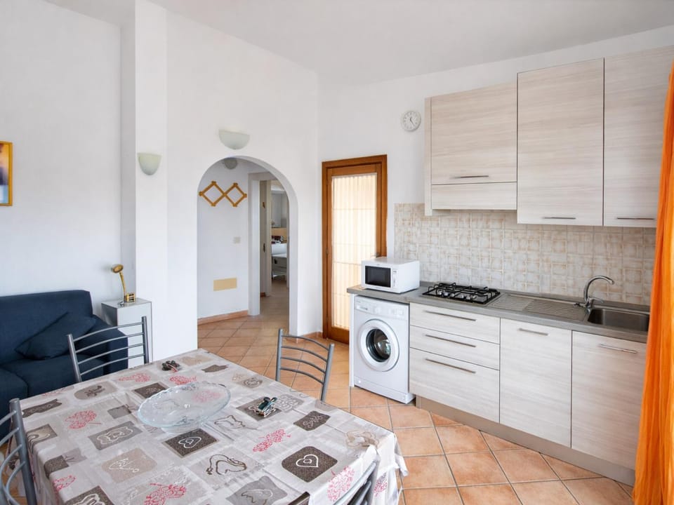 Kitchen or kitchenette, Living room, washing machine