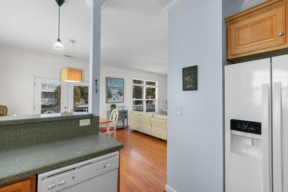 Day, TV and multimedia, Kitchen or kitchenette, Living room, dishwasher, furniture