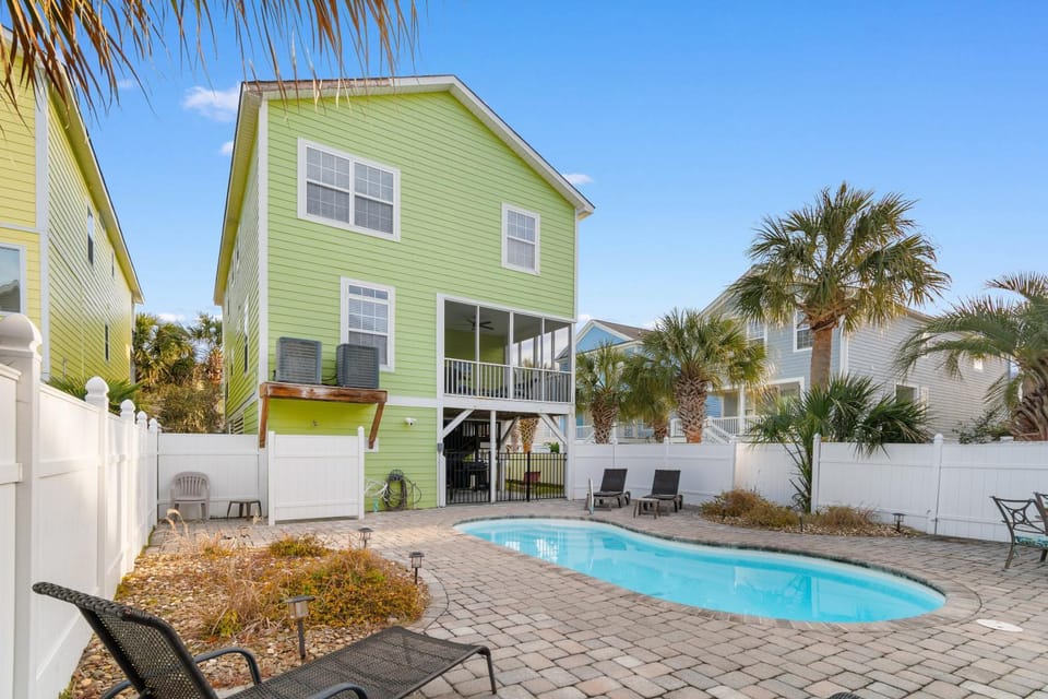 Property building, Day, Natural landscape, Summer, Swimming pool