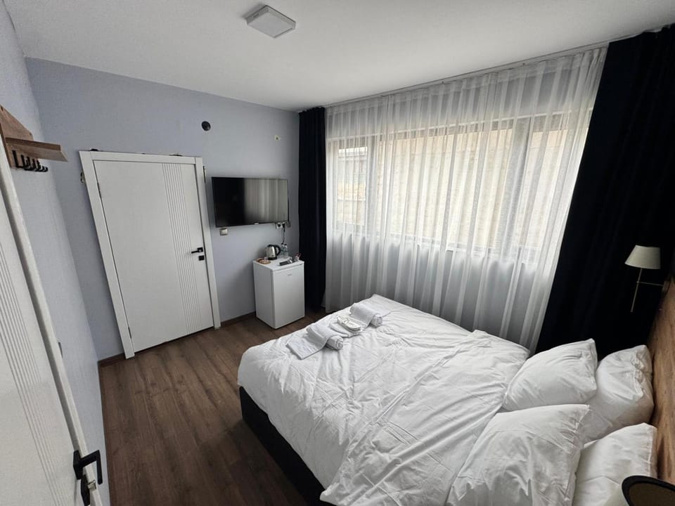 Bed, TV and multimedia, Bedroom
