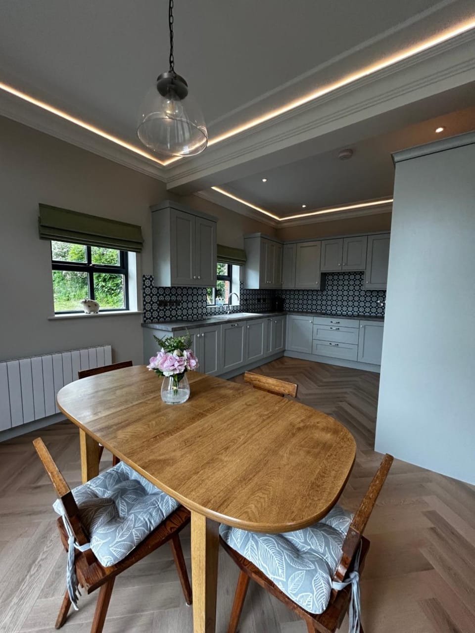 Kitchen or kitchenette, Dining area