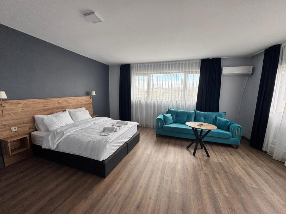 Bed, Seating area, Bedroom