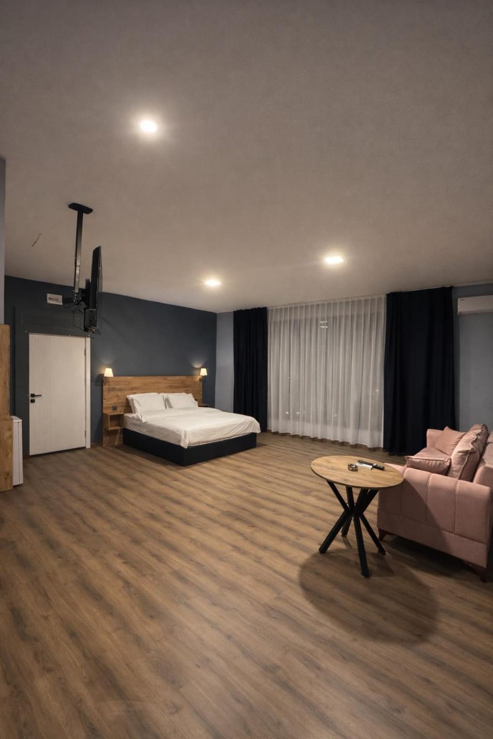 Bed, Seating area, Bedroom