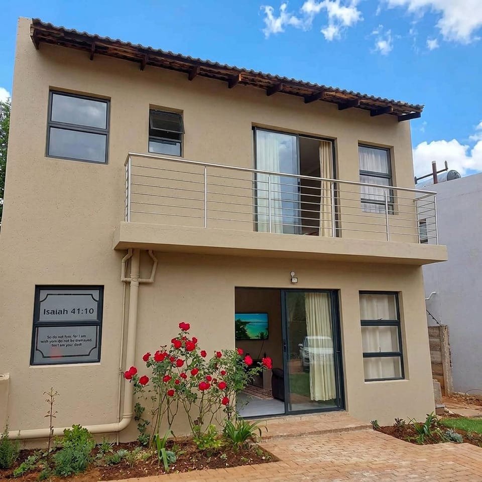 The Gracewood Sanctuary - Your Peaceful Hideaway House in Roodepoort