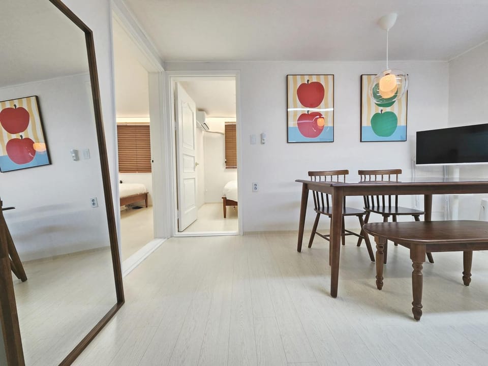 TV and multimedia, Living room, Seating area, Dining area