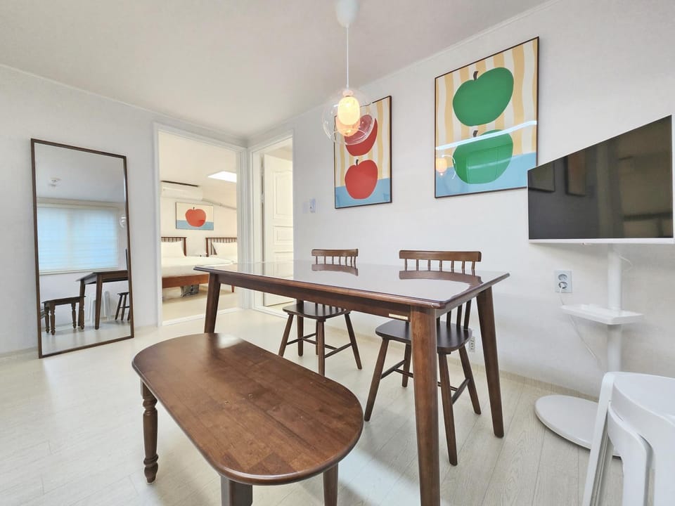 TV and multimedia, Living room, Seating area, Dining area