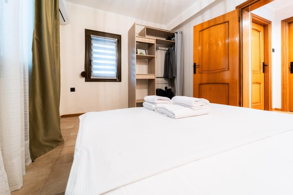 Photo of the whole room, Bedroom, towels, wardrobe