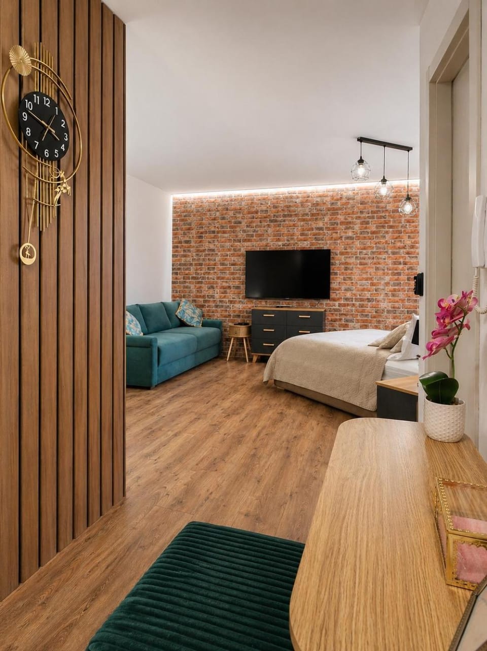 Communal lounge/ TV room, Bed, TV and multimedia, Living room, Photo of the whole room, Seating area, Bedroom