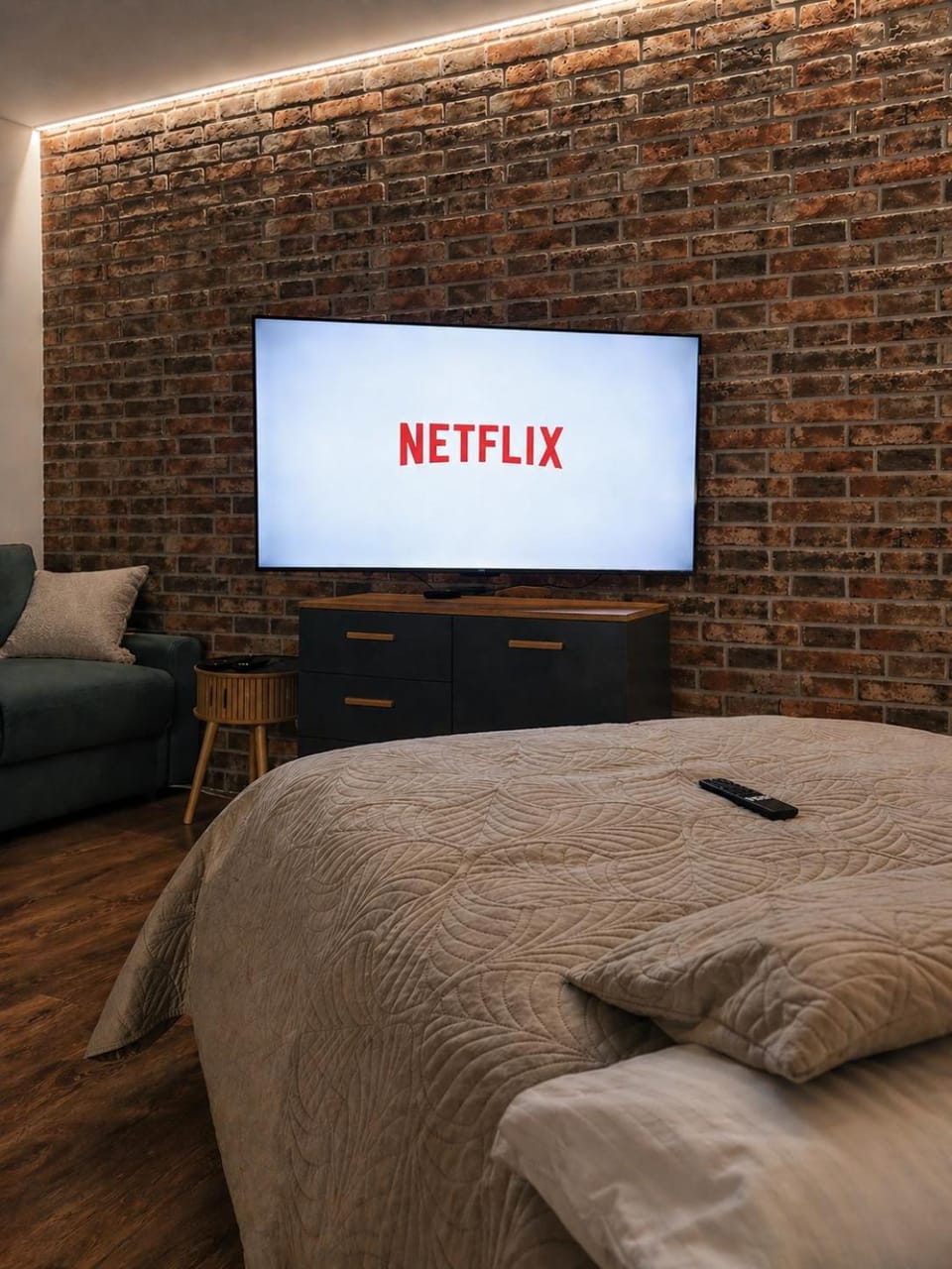 Bed, TV and multimedia, Photo of the whole room, Evening entertainment, Bedroom