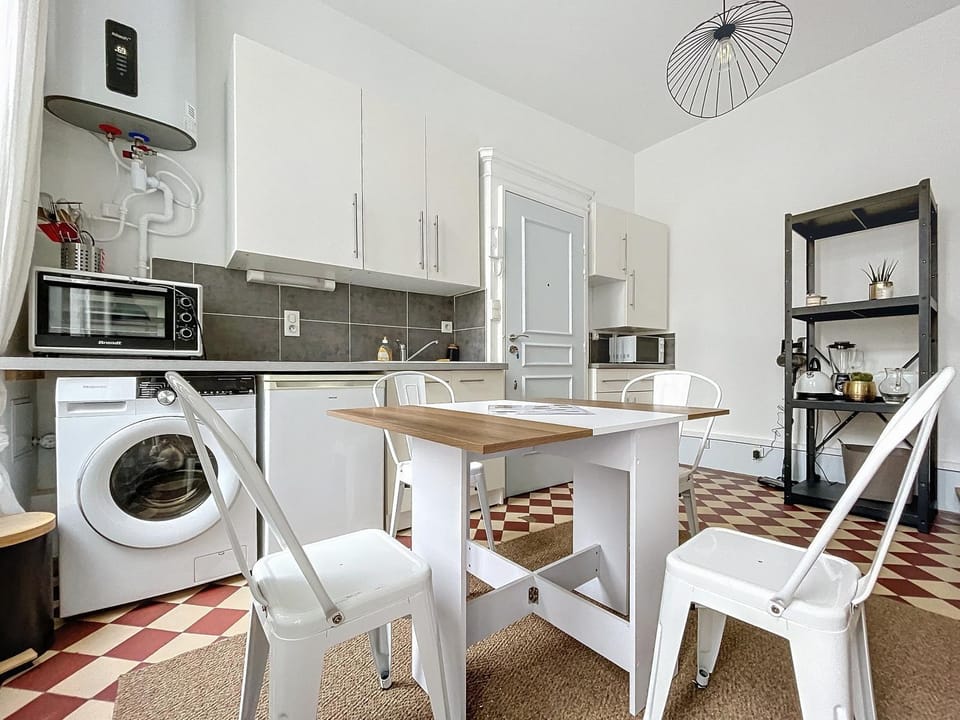 Kitchen or kitchenette, Dining area, washing machine