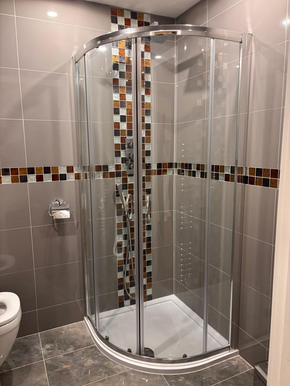 Egham 2BR Nicely Furnished Property with Parking House in Egham
