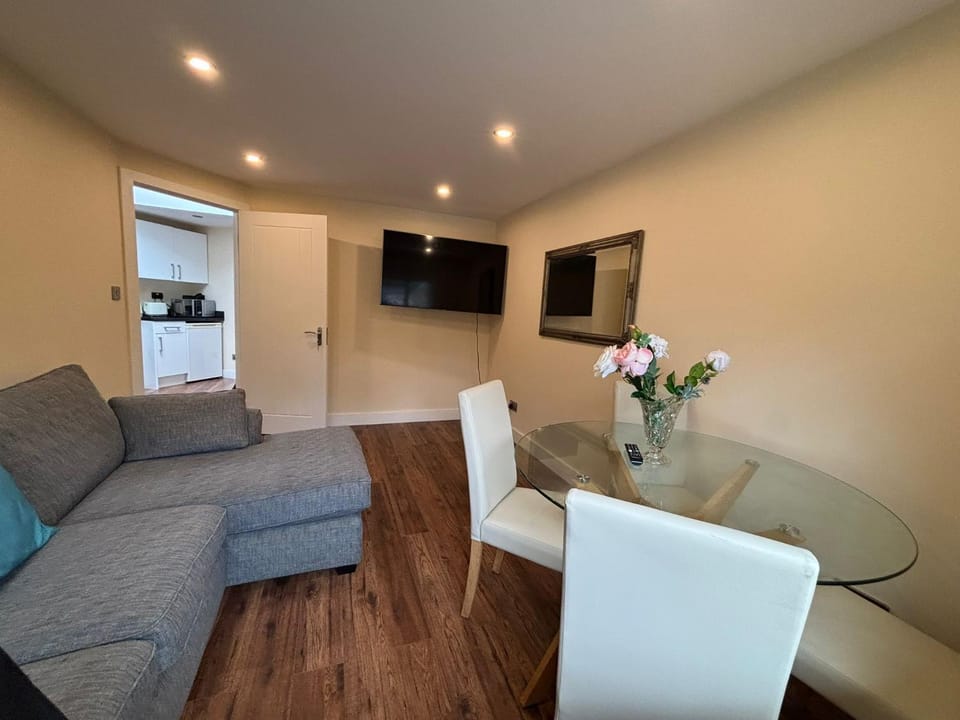 Egham 2BR Nicely Furnished Property with Parking House in Egham