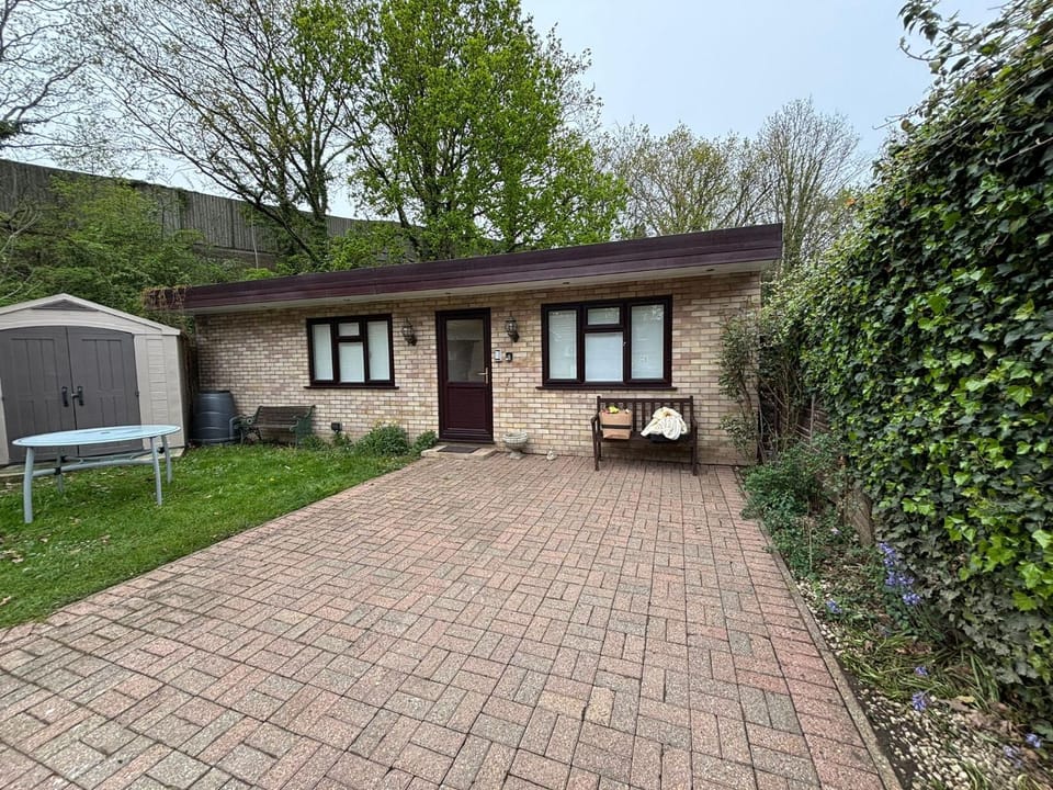Egham 2BR Nicely Furnished Property with Parking House in Egham