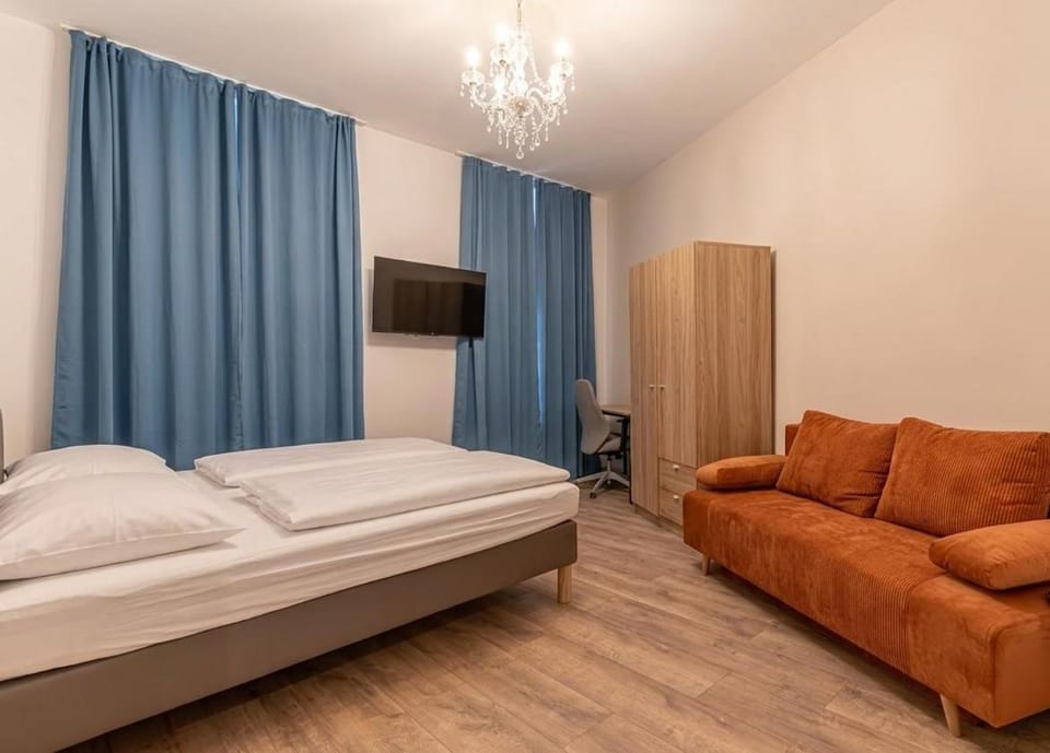 Bed, TV and multimedia, Seating area, Bedroom, wardrobe