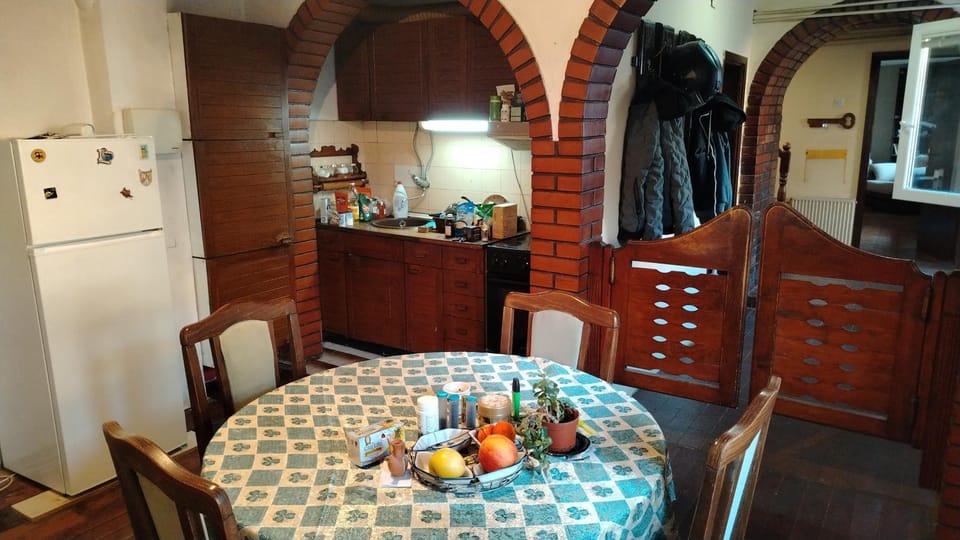 Kitchen or kitchenette, Food and drinks, Dining area