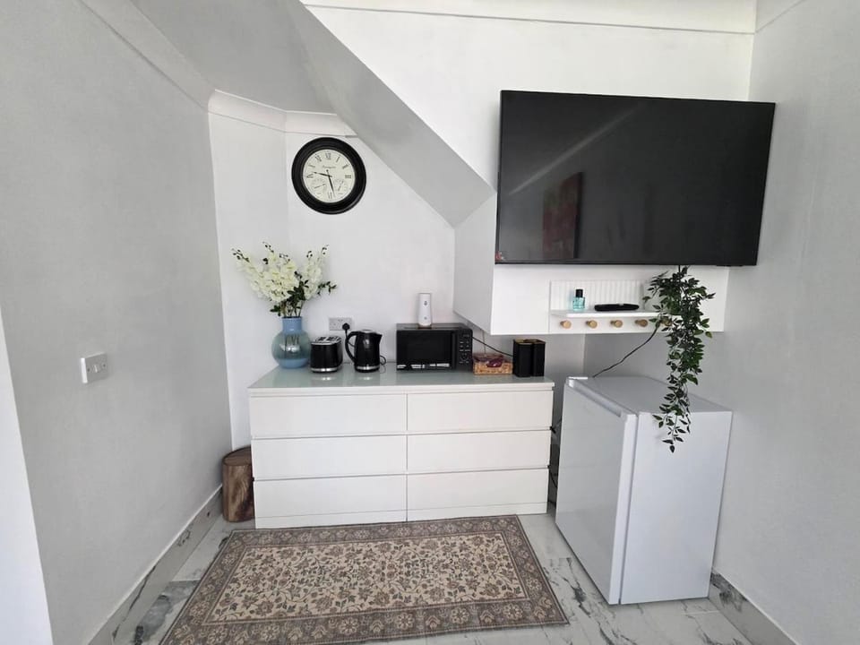 private Guest suit , shower,Kitchenet , free parking Apartment in Cardiff