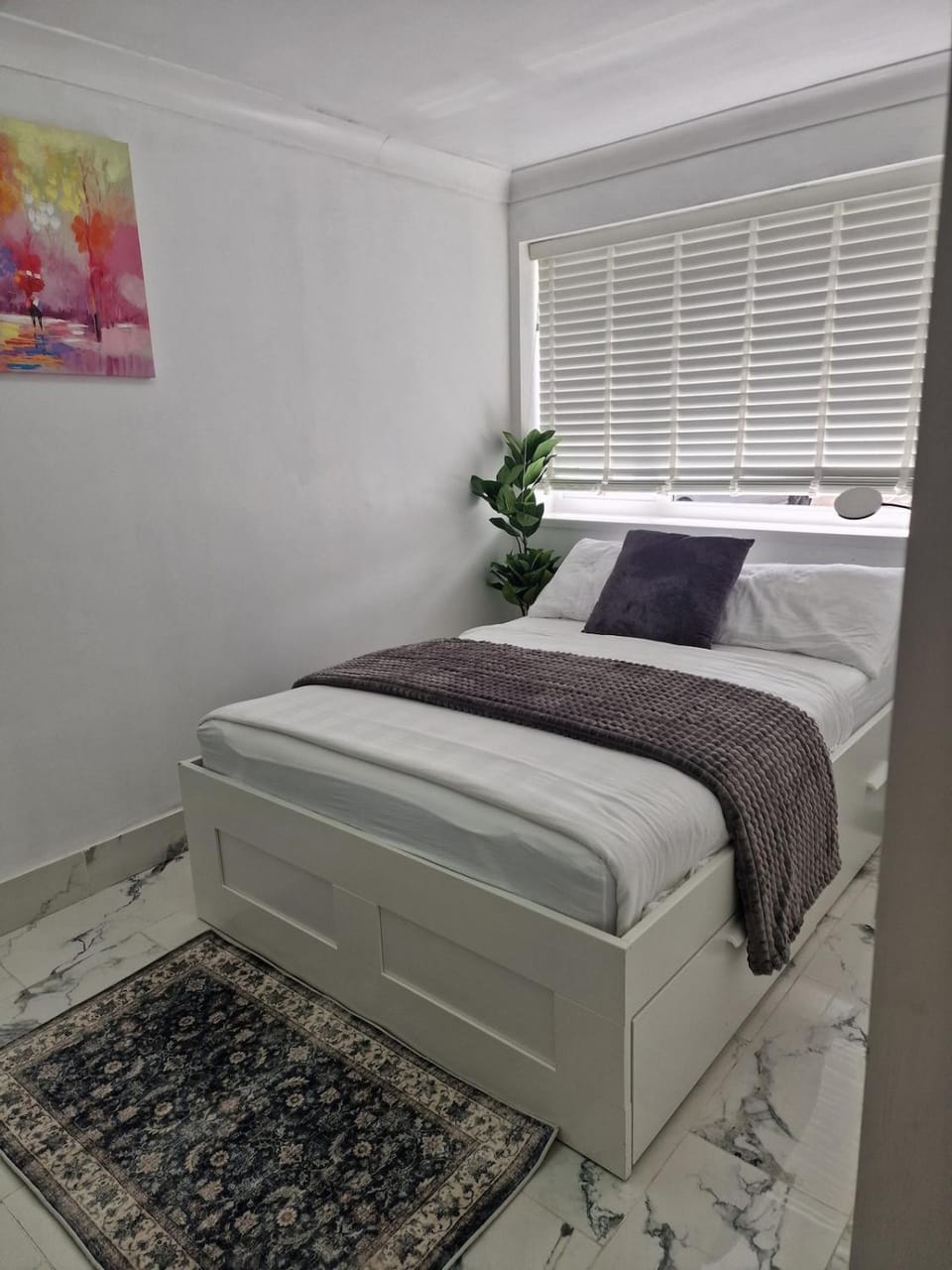 private Guest suit , shower,Kitchenet , free parking Apartment in Cardiff