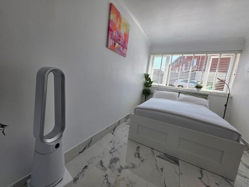 private Guest suit , shower,Kitchenet , free parking Apartment in Cardiff