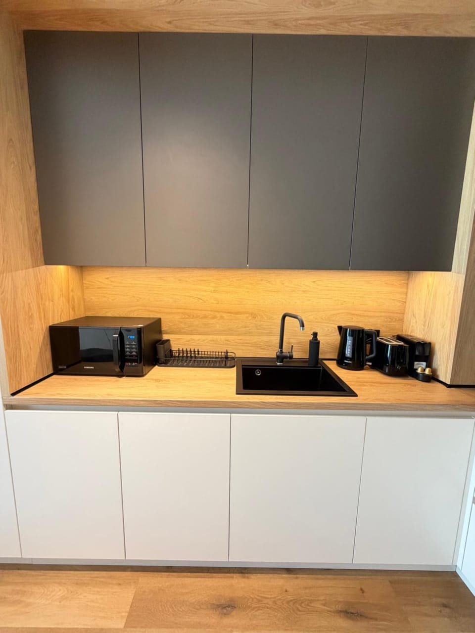 Coffee/tea facilities, microwave, toaster, kitchen