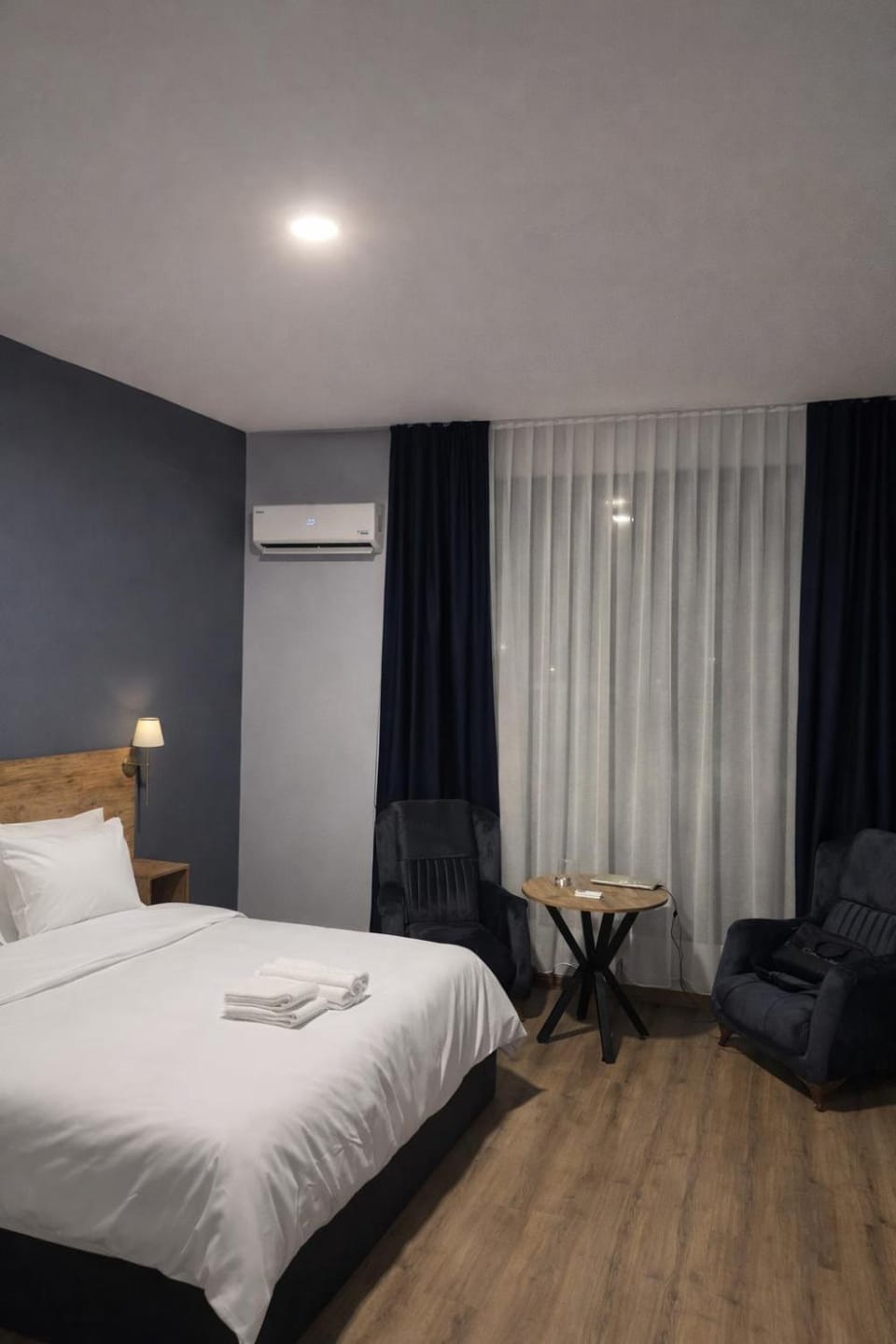 Bed, Seating area, Bedroom