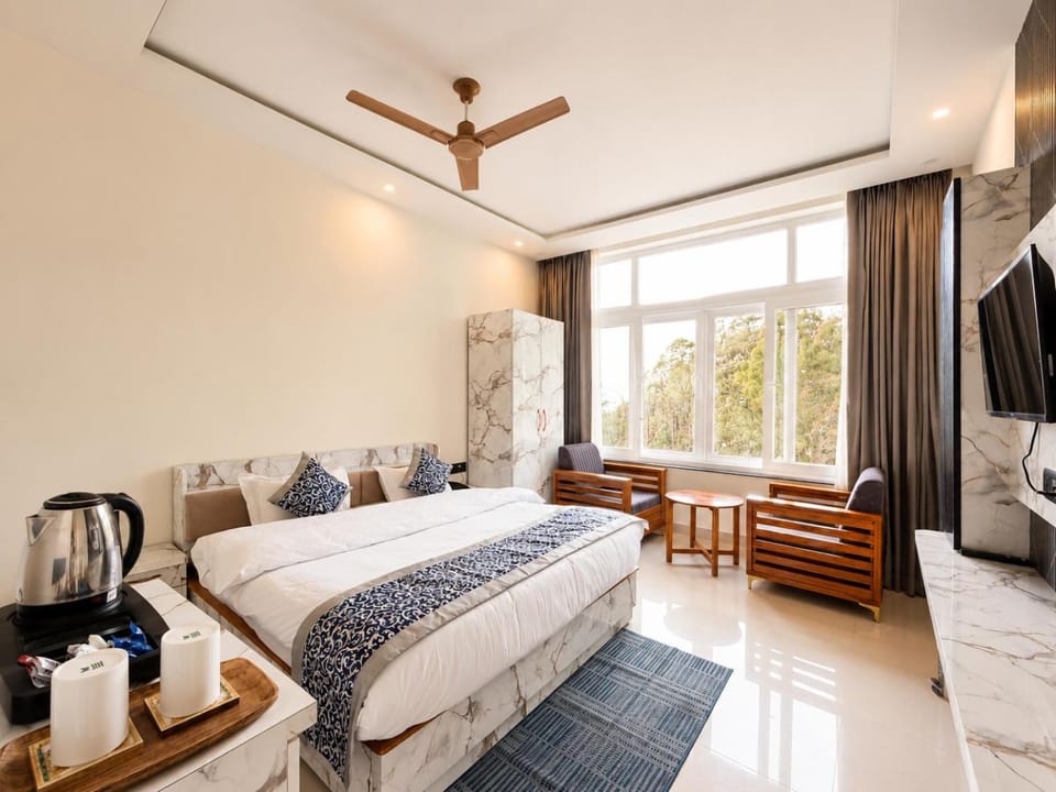 Bed, TV and multimedia, Photo of the whole room, Seating area, Bedroom